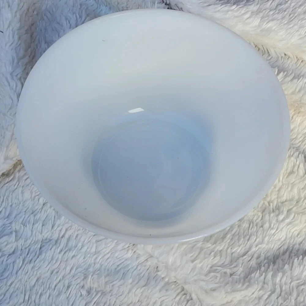 Federal milk glass‎ deep bowl